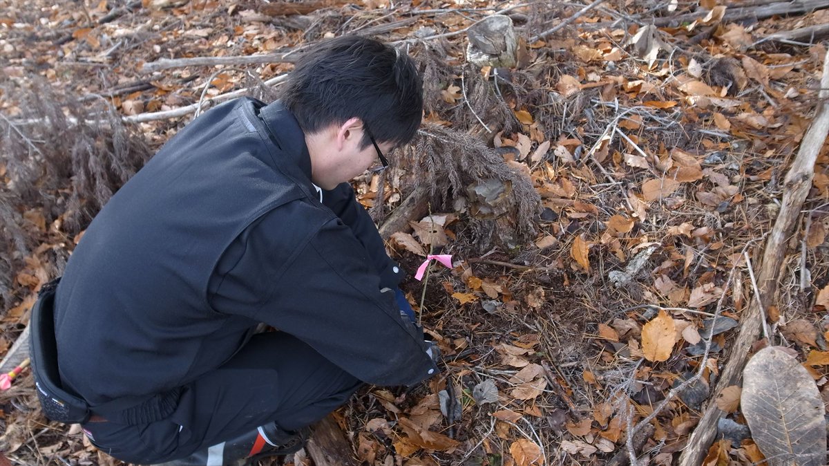 よく質問される事
「漆染めとの出会いは？」

➀医療機器に、「漆塗り」をすると面白いか？という疑問を持って、漆を調べたのがキッカケ

➁NPO法人ウルシネクスト・次世代漆協会に問い合わせをして、岩手県の植栽活動に参加した。その際に「漆染め」の存在を知り、ビジネスになるか検討開始。