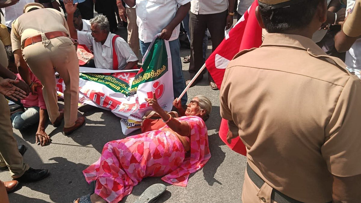 Adarshmsaji's tweet image. ഉണരുവിന്‍, ഉയരുവിൻ,
പട്ടിണിയുടെ തടവുകാരേ, നിങ്ങളുണരുവിൻ,
ഭൂമിയലെ പീഡിതരേ, നിങ്ങളുണരുവിന്‍ .

ഇന്നലെവരെയൊന്നുമല്ല നമ്മളെങ്കിലും
ഇന്നു തൊട്ടു നമ്മളാകുമെല്ലാം....

ദേശീയ പണിമുടക്ക് സിന്ദാബാദ് ✊
#GeneralStrike2026