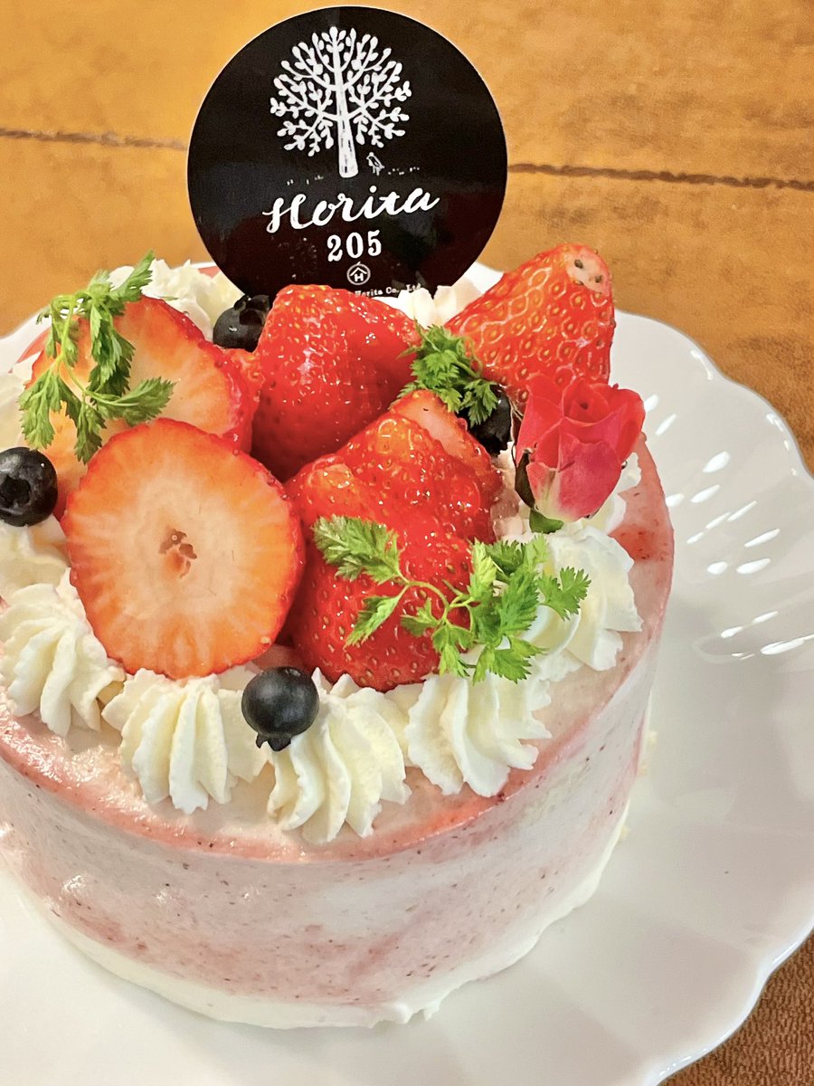 お祝いごとがあり、可愛いホールケーキをいただいちゃいました☺️

フルーツ屋さんのケーキで、🍓が中にもたっぷり入っております…！贅沢ですね✨

#金沢 #horita205 #おうち時間 #サロンドユカリ