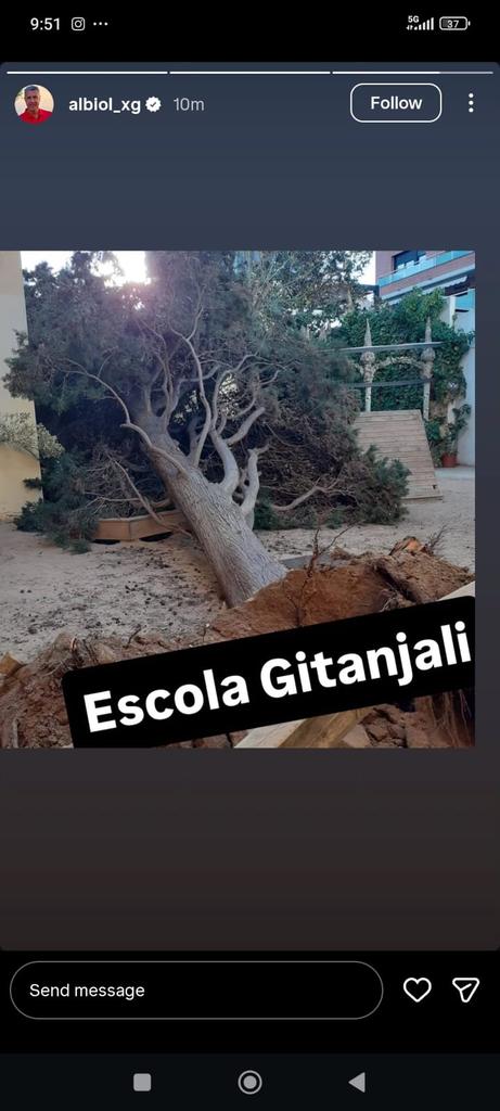 bsolerg's tweet image. Aquest és el pati de l'escola de les meves netes. Ho dic per tots els que heu fet constar (sobretot des de l'Empordà, suposadament) que les mesures eren exagerades. Què hauria passat si els nens haguessin anat a l'escola?!!