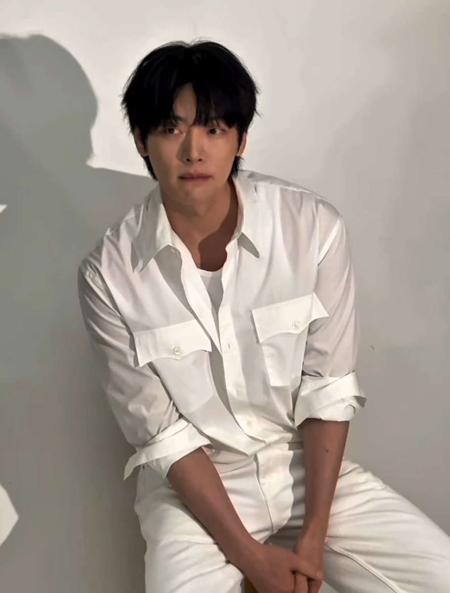 안과장 차도남 컨셉이 진짜 성격인 줄 알던 강책임 다른 사람들 대하듯 안과장한테도 할 말 툭툭했는데 안과장 그날 퇴근하고 대성통곡하다가 취해서 강책임한테 전화 걺
