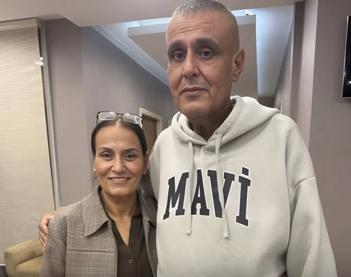 Manisa’da  hayatını sürdüren 48 yaşındaki Zafer Dinç’e geçtiğimiz yıl karaciğer  yetmezliği tanısı kondu. Kadavradan organ nakli için sıraya alınan  Dinç’in durumu giderek ağırlaşınca, aile içinde canlı donör seçeneği  gündeme geldi.
Yapılan  tetkikler sonucunda 54 yaşındaki