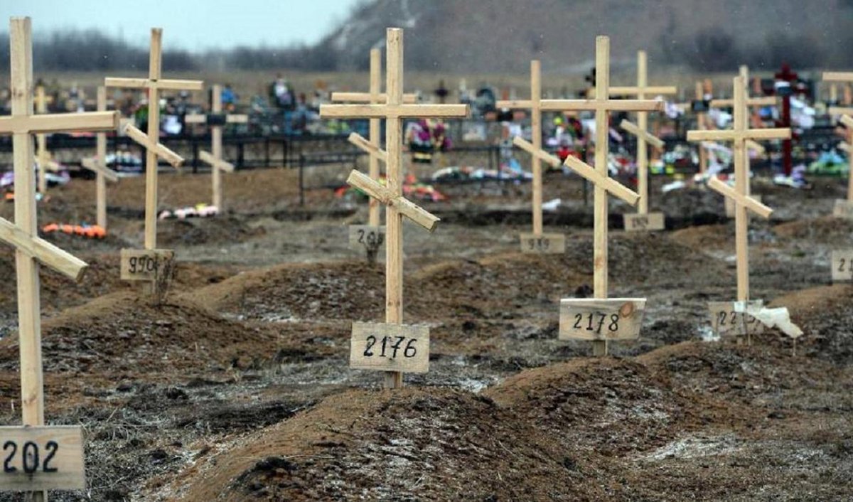 Россия: потери на фронте превысили приток контрактников в армию. ЭЙ, КТО ВОЕВАТЬ БУДЕТ ?
Вербовочная кампания Минобороны, которое щедрыми бонусами заманивает на фронт россиян из депрессивных регионов, впервые за долгое время перестала покрывать потери армии в Украине.
Как