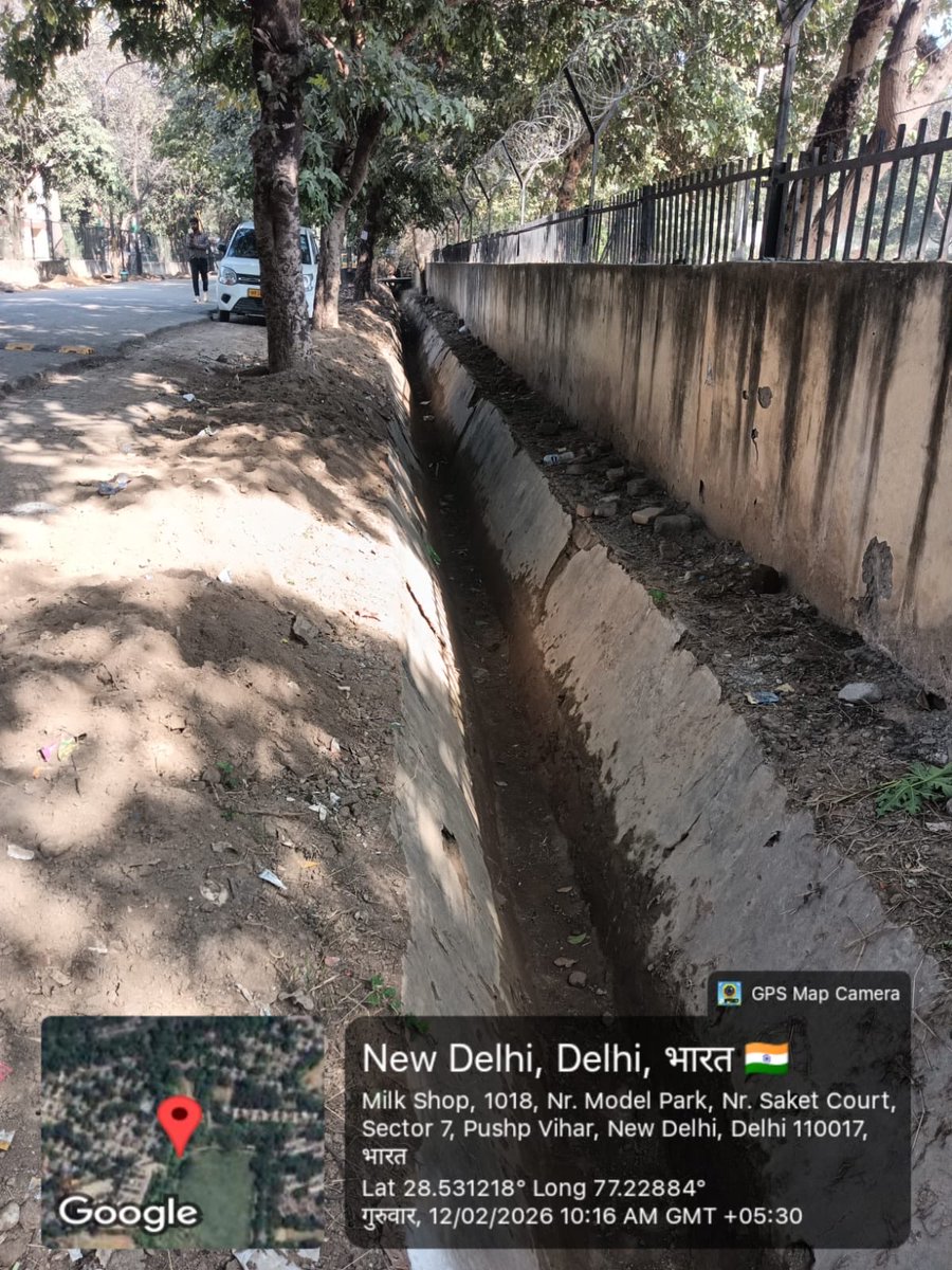 DCSOUTHZONE's tweet image. Intensive desilting and cleaning of nallah carried out to ensure smooth water flow and prevent waterlogging. 

Regular monitoring and timely action underway to maintain cleanliness and public safety. #SwachhDelhi #MCDAction