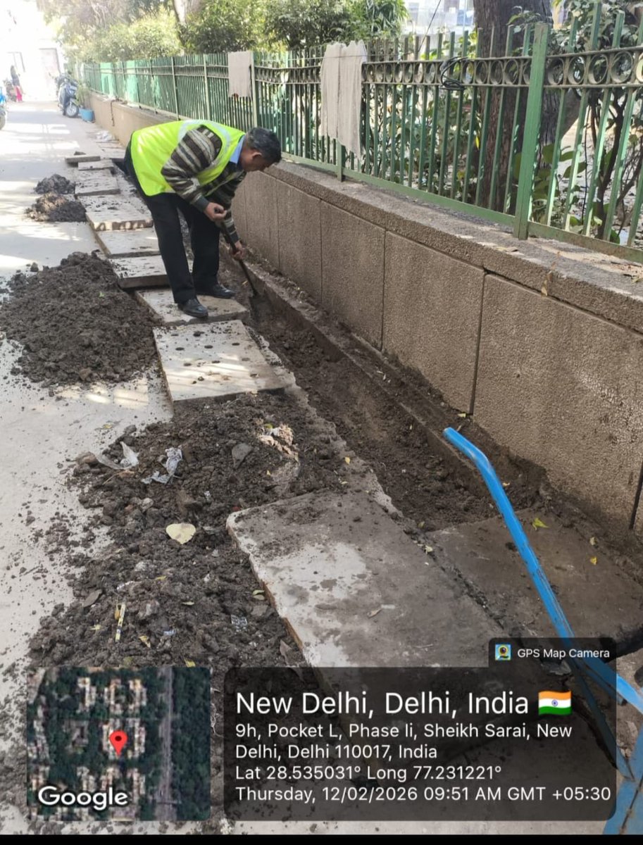DCSOUTHZONE's tweet image. Intensive desilting and cleaning of nallah carried out to ensure smooth water flow and prevent waterlogging. 

Regular monitoring and timely action underway to maintain cleanliness and public safety. #SwachhDelhi #MCDAction