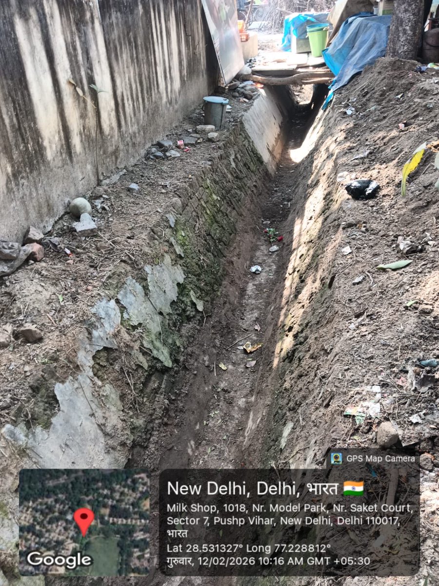 DCSOUTHZONE's tweet image. Intensive desilting and cleaning of nallah carried out to ensure smooth water flow and prevent waterlogging. 

Regular monitoring and timely action underway to maintain cleanliness and public safety. #SwachhDelhi #MCDAction