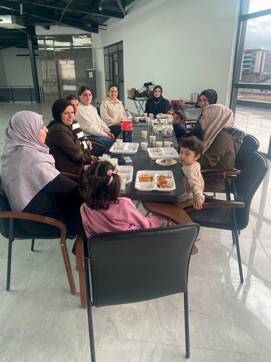 batmanstim's tweet photo. AFKA’dan Batman STM’de Eğitim ve Sosyal Etkinlik

AFKA (Afet ve Kadın Çalışmaları Derneği), Türkiye’nin ilk ve tek sivil toplum merkezi olma özelliğini taşıyan Batman STM bünyesinde yabancı öğrencilere yönelik Türkçe eğitimlerini sürdürüyor.

Eğitim çalışmaları kapsamında bugün, kursiyerlerin motivasyonunu artırmak amacıyla bir kahvaltı etkinliği düzenlendi. Eğitim arasında bir araya gelen öğrenciler, merkezde hem dil pratiklerini geliştirdi hem de sosyalleşme imkanı buldu.

AFKA, Türkiye’nin öncü sivil toplum merkezi olan Batman STM’de toplumun her kesimine dokunan faaliyetlerine devam edecek.