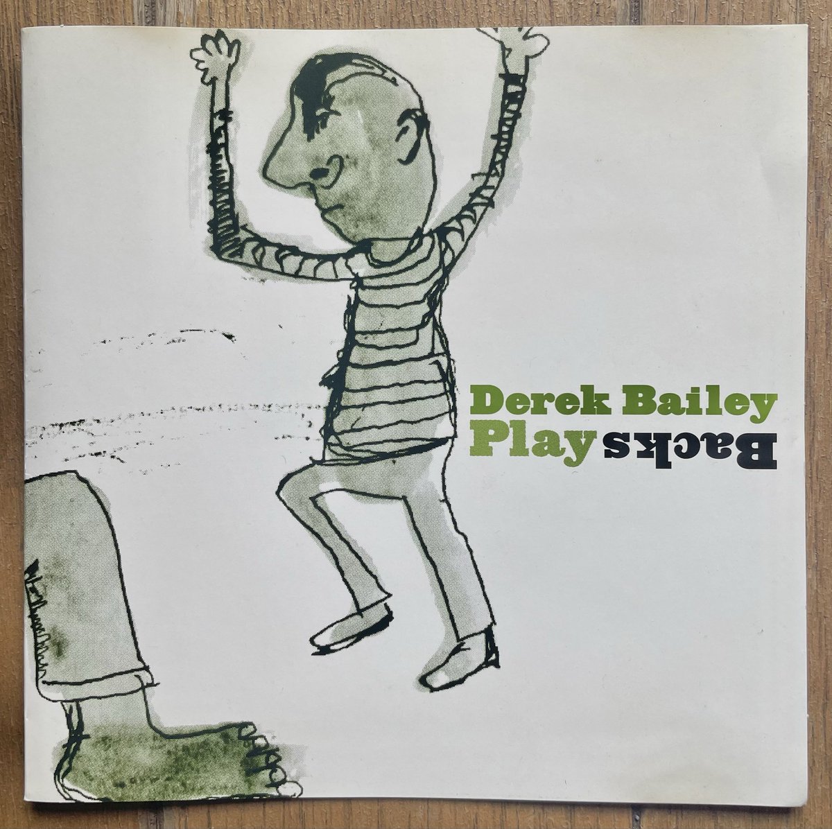 roachroach1111's tweet image. Derek Bailey – "Playbacks" (1999)
 
デレク・ベイリーwithドラムンベースという反則技の傑作。世界各地のトラックメイカーが提供した「完成された」楽曲に、ブッ飛んだ即興演奏を多重録音している。当意即妙を地でいく、お手本のような聴かせるインプロ。シンプルに激烈かっこよい。