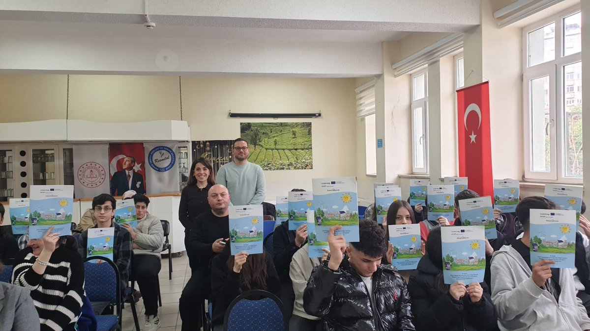 rizememisgb's tweet photo. 🍏Okulumda Sağlıklı Besleniyorum
📍Ekrem Orhon MTAL
Rize Belediyesi tarafından düzenlenen Kompost Seminerinde öğrenciler atıkların nasıl değerli bir kaynağa dönüşebileceği konusunda farkındalık kazandılar.
@meb_dhgm @ozkan_meb @rizebelediye @RizeMem53 @akmeseibrahim @GlcanKILIN3 https://t.co/eehszjeHc8