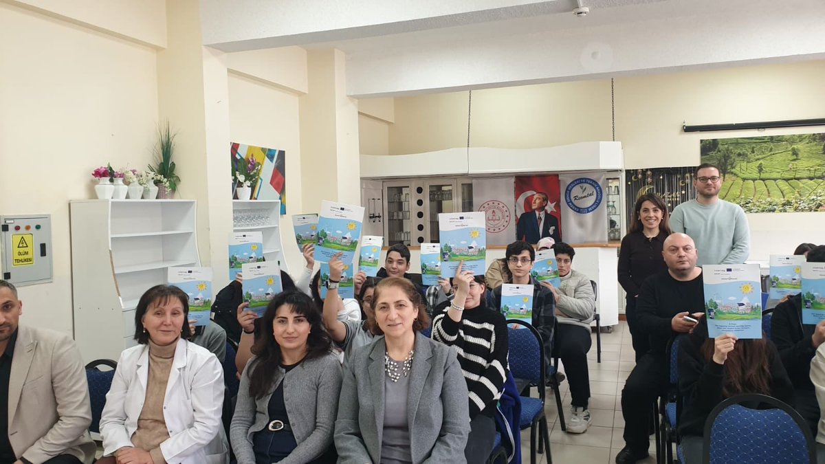 rizememisgb's tweet photo. 🍏Okulumda Sağlıklı Besleniyorum
📍Ekrem Orhon MTAL
Rize Belediyesi tarafından düzenlenen Kompost Seminerinde öğrenciler atıkların nasıl değerli bir kaynağa dönüşebileceği konusunda farkındalık kazandılar.
@meb_dhgm @ozkan_meb @rizebelediye @RizeMem53 @akmeseibrahim @GlcanKILIN3 https://t.co/eehszjeHc8