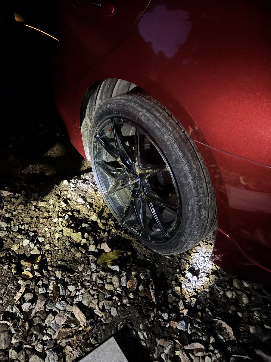 gogokina5's tweet photo. 年代物2tジャッキで2tある車を上げてはいけない。こんな時間まで穴を掘る事になる。ジャリ駐鉄板敷きジャッキはもう15年ぐらいやってるがまさか足がおれると思わなかった。ドア凹んだ。埋まった。みんなも気をつけろよ！
#HV37 #不幸 https://t.co/LRyC5GM8U1