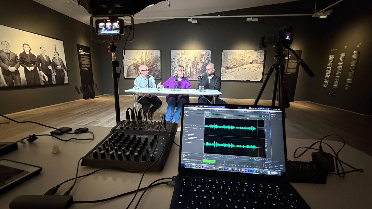 Aquesta setmana hem enregistrat un nou capítol de “Qui té por de la història?” a la Sala d’Exposicions del Govern, al Parc Central. Un espai que suma context, presència i força visual a qualsevol producció.

En aquesta ocasió, amb dues veus referents:
Isabel de la Parte,