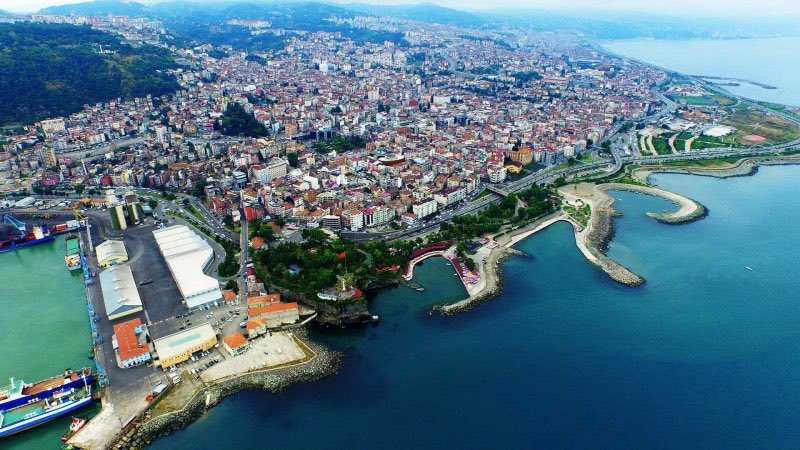 TugChe77's tweet photo. Trabzon karadeniz’in yatırım merkezi olmaya hazırlanıyor

Türkiye, Trabzon’u Karadeniz’in yatırım merkezi yapmayı hedefliyor

Mart 2026’da Blue Economy Summit Trabzon’da düzenlenecek.

Toplantıya Rusya, Avrupa ve Körfez’den temsilciler katıldı.

Black Sea Ring” projesi, Soçi, Batum, Trabzon, Samsun ve Sinop gibi limanları tek tek değil, kesintisiz bir deniz turizmi koridoru içinde birleştirmeyi hedefliyor.

Amaç, marina ve yat turizmini büyütmek.
Trabzon, Karadeniz’in mavi ekonomi üssü olmaya aday.