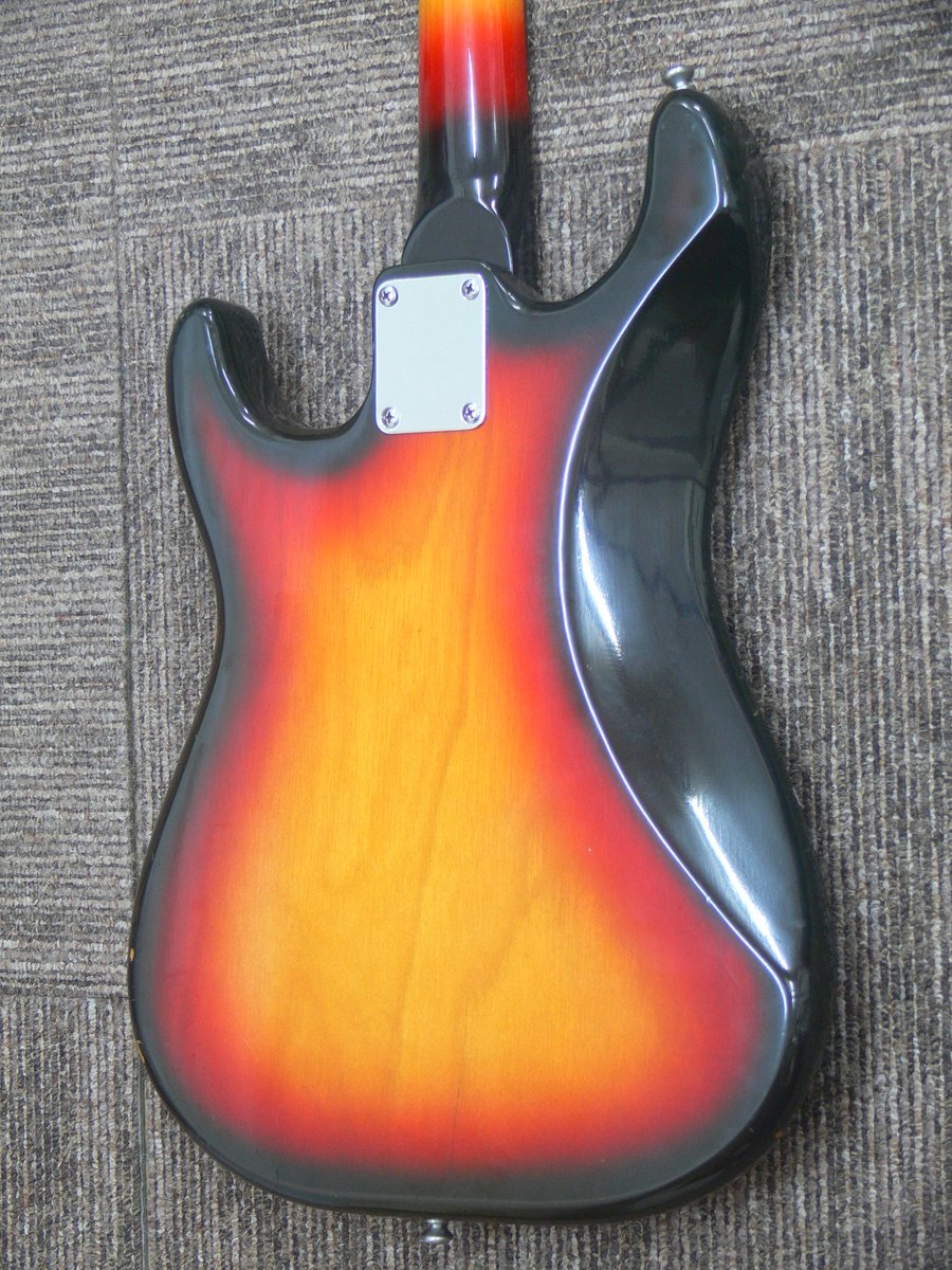 ストラトキャスターやジャガーの要素を取り入れたオフセットボディの