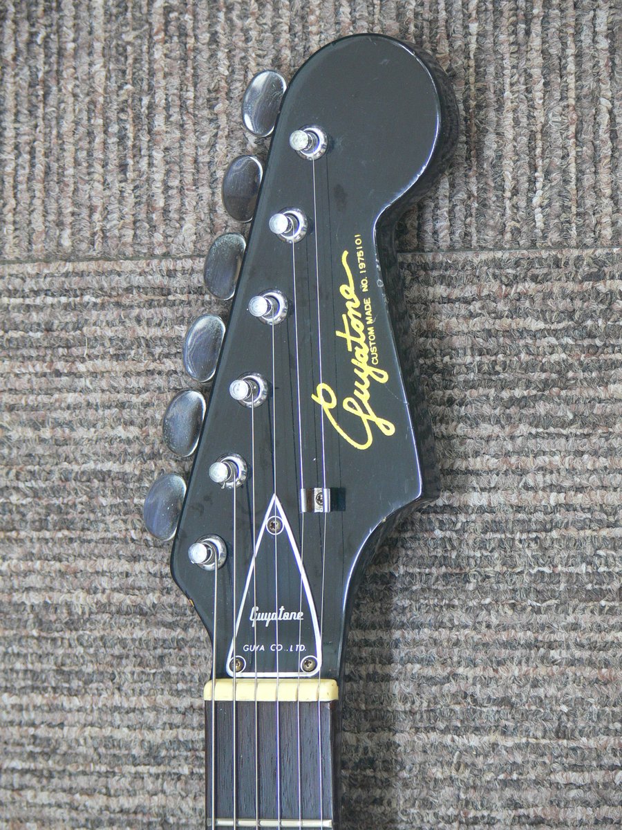 ストラトキャスターやジャガーの要素を取り入れたオフセットボディの