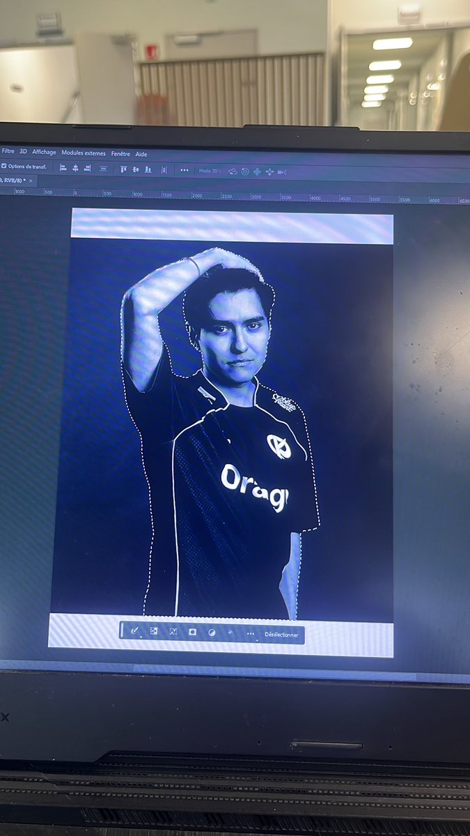 <a href="/LaureBuliiV/">Laure Valée</a> salut laure, tu penses que il y a moyen d’avoir des photos des joueurs en LEC par riot pour faire des visuels si tu leur demande?
je vais pas me faire d’argent dessus etc juste j’aimerais les avoir en couleurs et je veux pas trop utiliser l’ia
merci bcp d’avance 🫶🏻