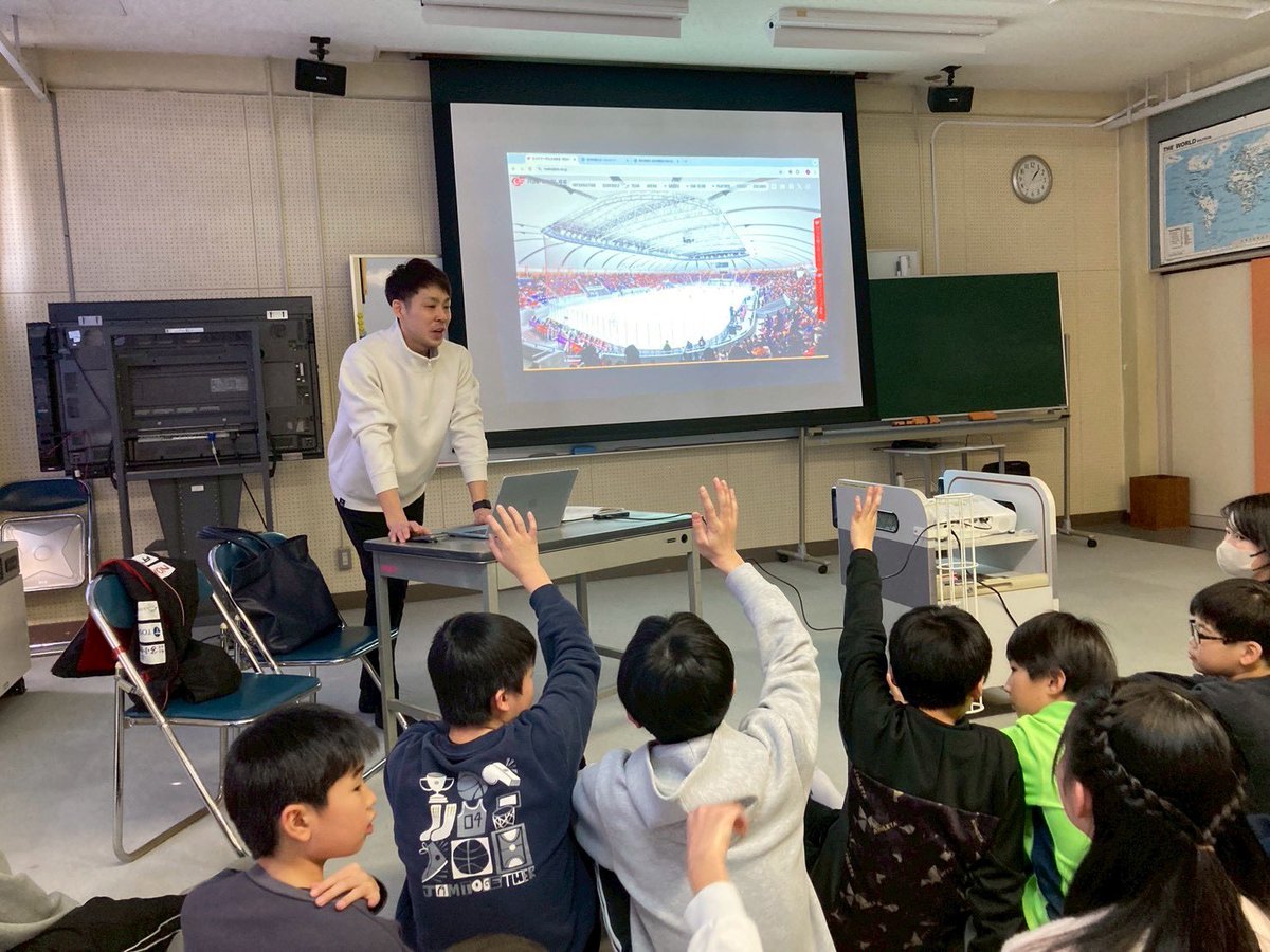 清水小学校6年生 総合の授業に
橋本選手が参加しました🏫

テーマは「夢やキャリアについて」
自作のスライドを使ってお話しました💻
流石の教員免許取得者です😎

#レッドイーグルス北海道