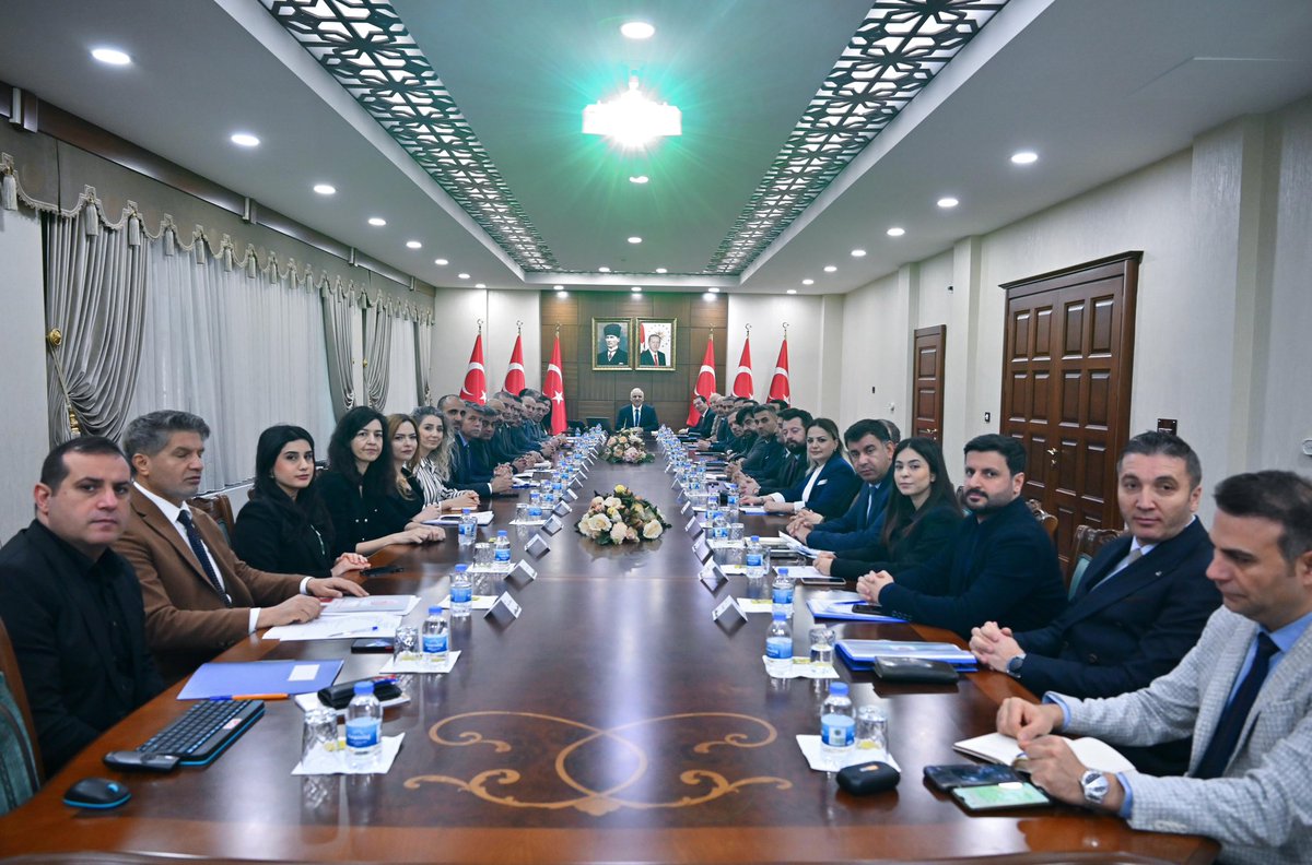 📍Hevsel Salonu

Valimiz Murat Zorluoğlu başkanlığında İl Bağımlılıkla Mücadele Kurulu Toplantısı gerçekleştirildi.

Toplantıda yürütülen çalışmalar ve kurumlar arası koordinasyon ele alındı.

Valimiz Murat Zorluoğlu,
💬“Uyuşturucuyla mücadelede önleyici çalışmalar bu işin en