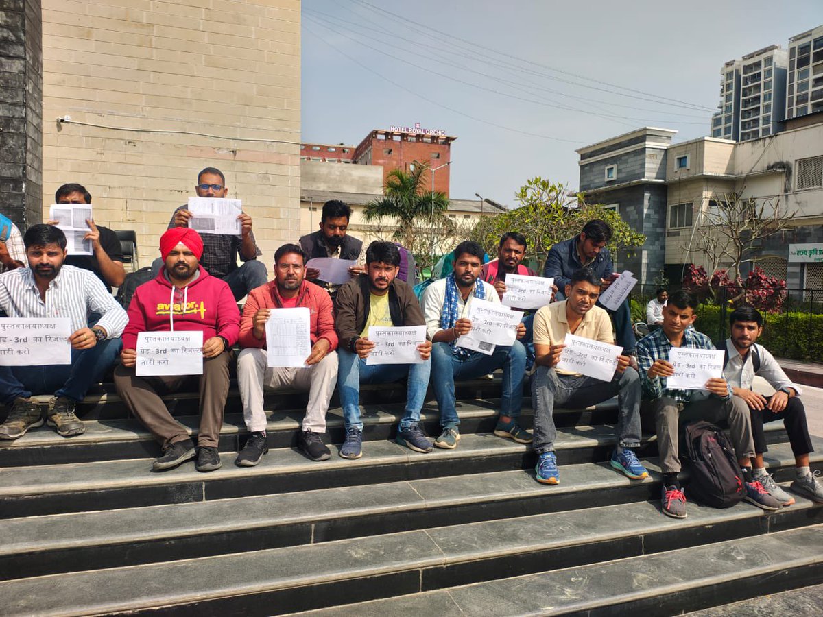 लाइब्रेरियन के चयनित साथियों को भी दर दर की ठोकर खानी पड़ रही है सिर्फ सिस्टम की लापरवाही और मॉनिटरिंग नहीं होने के कारण ।।
25 DEC को नियुक्ति मिलने वाली थी और आज 12 FEB हो गई फाइनल परिणाम तक जारी नहीं हुआ ।।
दबाव और अधिकारियों की मनमर्जी के आगे सब विफल है ।।
माननीय मुख्यमंत्री