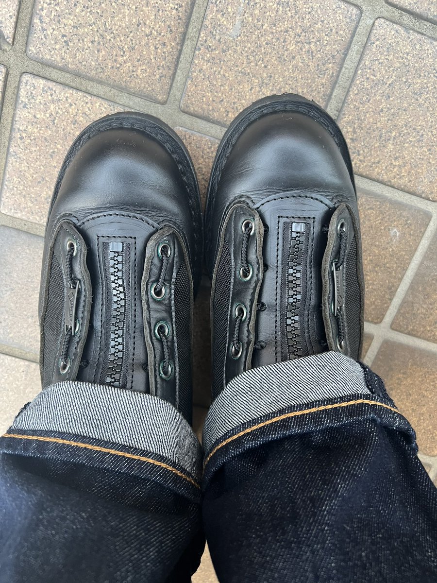 hatake84's tweet photo. 10年くらい前のダナーライトにジッパーを取り付けした。ブーツのハトメの仕様が上3つが違うからアレンジして取り付け完了。しっかり締まるし履き心地も良いので良しとする👌
#danner  #dannerlight https://t.co/LQI07eHY4t