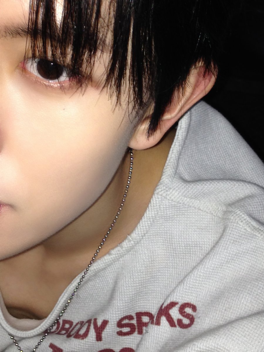 [📸] 
A little surprise 🤫

🔗 pin.it/4iiLmnuom

#8TURN #에잇턴 #エイトターン
#BRUISE #8TURN_BRUISE