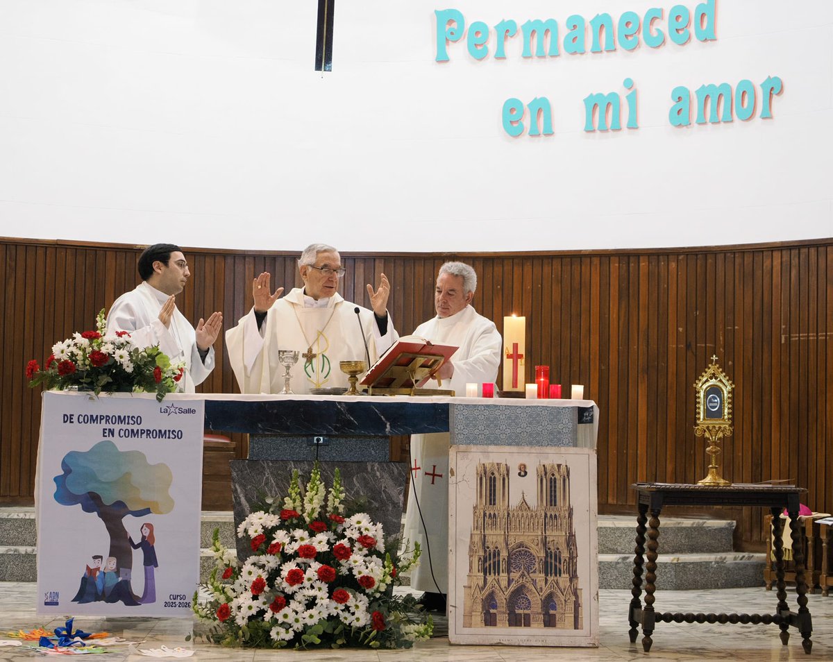 archiValladolid's tweet photo. 🤍🩵 En la fiesta de la Virgen de Lourdes...

...culminaron ayer en el @ColeLourdesVa los actos por el primer centenario de su capilla con una Eucaristía presidida por monseñor Manuel Sánchez Monge, a la que acudió también el Vicario General de la Archidiócesis de #Valladolid ⛪️ https://t.co/qKZDG3XjaB