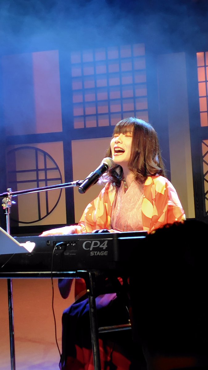 tenkinzokufuna's tweet image. 2/12(木)Utaco.@大塚萬劇場
昨日の初日に続いての参戦。
展開が早く追うのに必死だった初回と違いじっくりと舞台全体を観ることができた。20名以上が舞台から通路まで所狭しと動き回る。
Utaco.さんは歌でも演技でも抜群の存在感で魅せてくれた

#Utaco.さん
#知江崎ハルカ さん
#紅華弦乱0026
#翠座