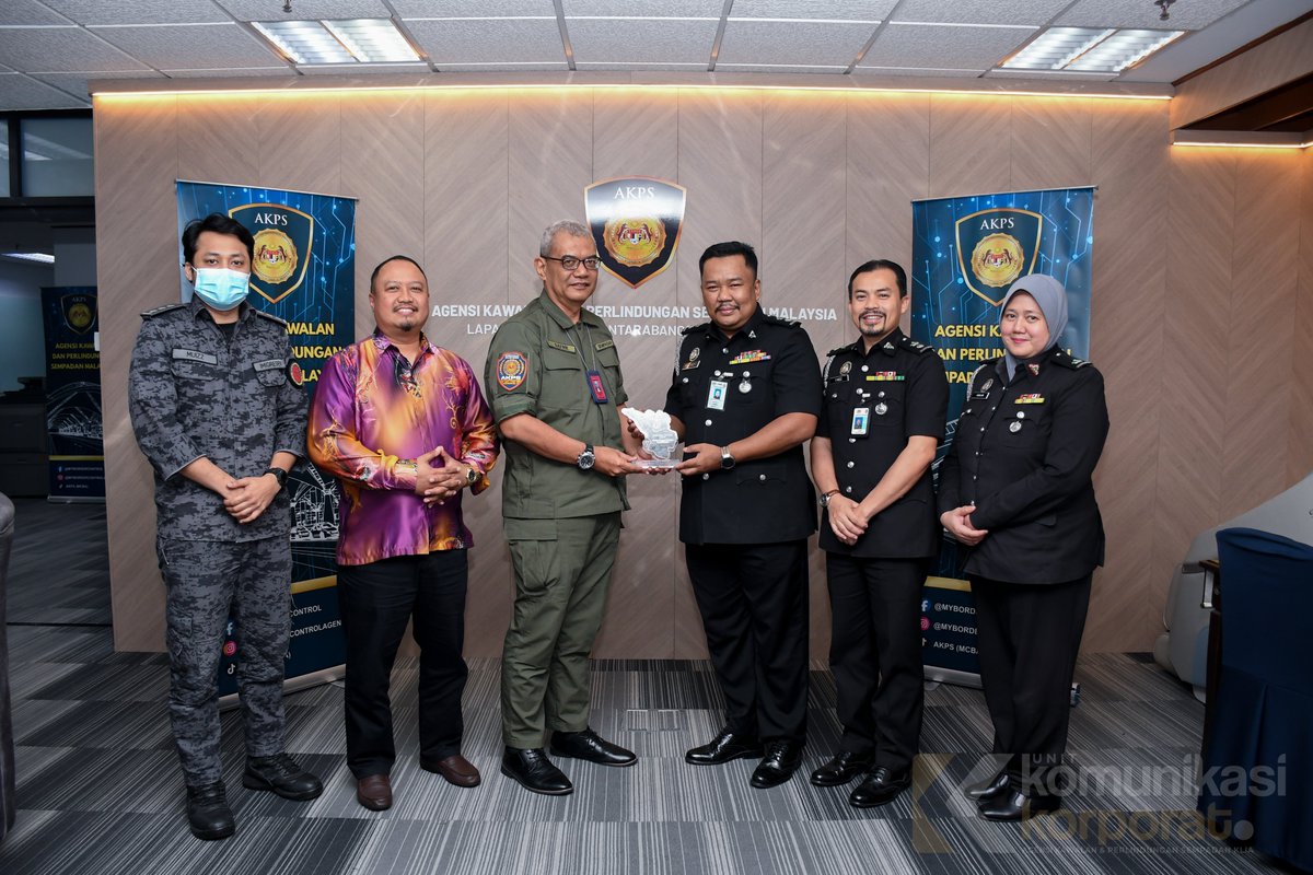 12 Feb 2026 – AKPS KLIA mengadakan sesi perbincangan strategik bersama Bahagian Penguatkuasa, Jabatan Imigresen Malaysia Negeri Selangor bagi memperkukuh kerjasama, perkongsian maklumat operasi, dan penyelarasan tindakan di pintu masuk negara demi keselamatan sempadan.