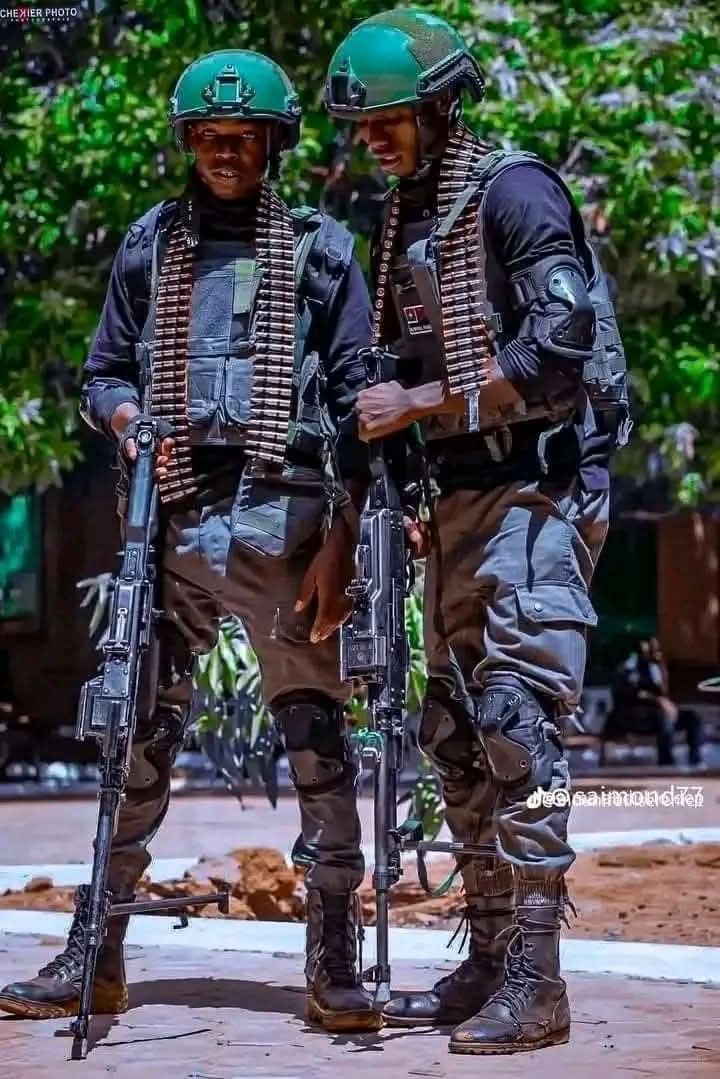 🇲🇱 Les Forces spéciales du Mali (FAMa – FS)
Les forces spéciales maliennes sont des unités d’élite des Forces armées maliennes (FAMa), engagées surtout dans la lutte contre les groupes armés terroristes et les missions à haut risque.
🎯 Missions principales
Contre-terrorisme et