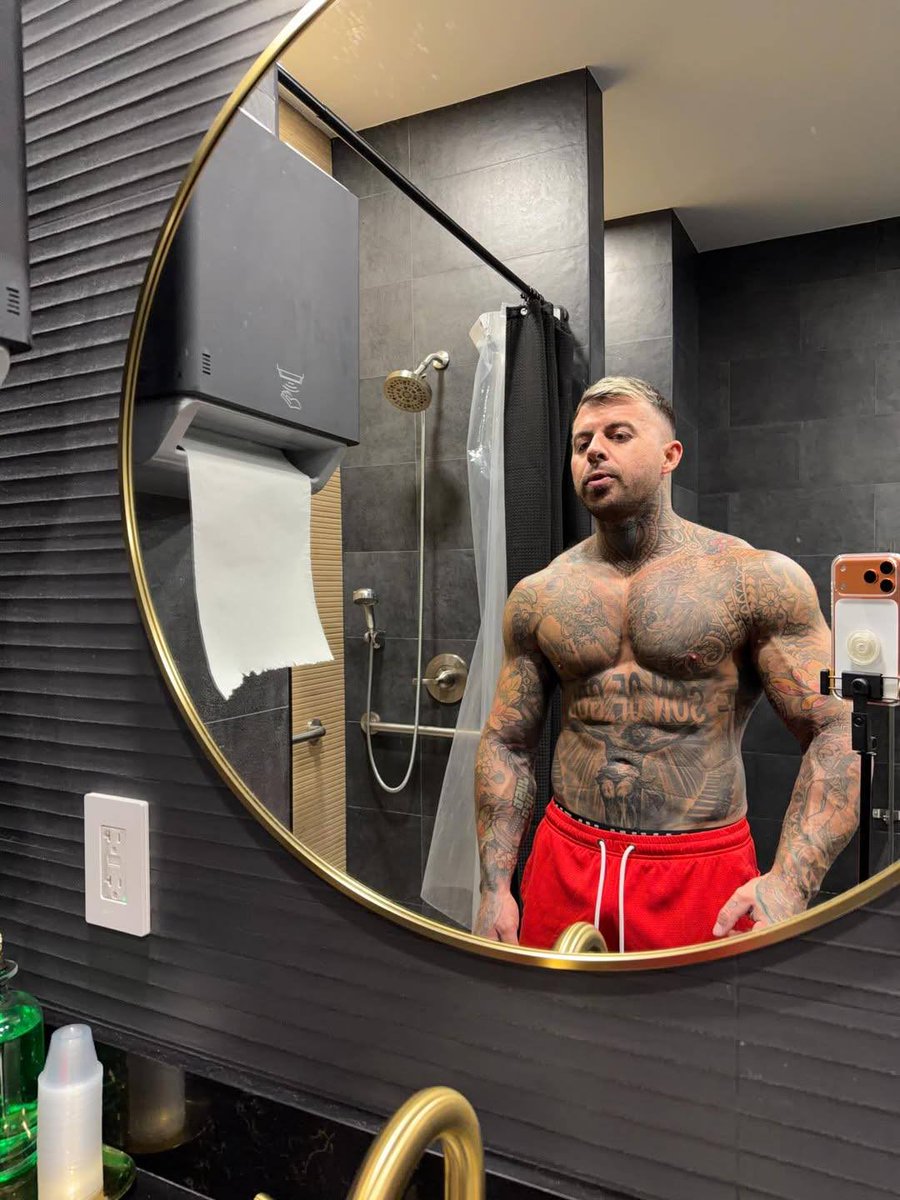 lladosfitness's tweet photo. Spoiler: yo encontré a Jesús y aún así es una lucha vivir en propósito

He vivido sin dinero y con dinero
He vivido con Jesus y sin Jesús

He llegado a esta conclusión: la vida es jodidamente difícil, nunca se hace más fácil. Solo te queda hacerte más fuerte para poder soportar vivir en un mundo infestado de pecado

El problema no somos nosotros sino el mundo en el que vivimos. Esto es solo una PRUEBA para ver quién PASA EL EXAMEN DE LA VIDA