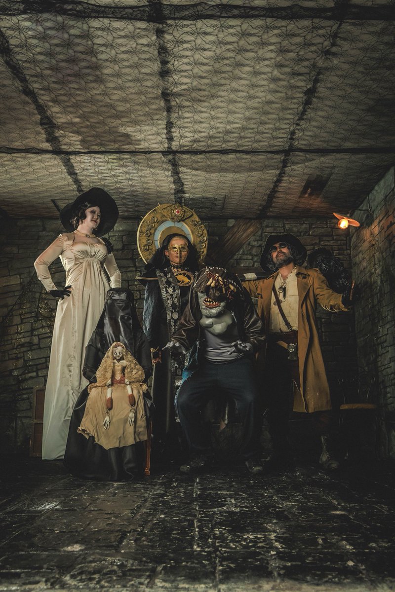 🐦‍⬛世界初（？）の家族写真🐦‍⬛

Mother Miranda <a href="/deicide_rex/">𝕯𝕴𝕽𝕿𝖄</a> 
Alcina Dimitrescu <a href="/MC_874_pana5/">めいちる＊🪽🔔</a> 
Donna Beneviento <a href="/Wy6Q8i/">コロコロ</a> 
Salvatore Moreau <a href="/soccerl16934897/">Tomokazu Quddus</a> 
Karl Heisenberg @ me

📷：<a href="/kurukuru_photo/">okapi📷@DEADMAN デススト</a> 

Resident evil VILLAGE

#REBHFun 
 #Gathering_of_the_VILLAGE