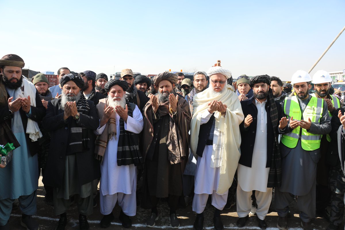 1/10: کار ساخت سرک کابل – بگرام آغاز شد

محترم ملا عبدالغنی برادر آخند، معاون اقتصادی ریاست‌الوزراء، امروز پنجشنبه ۲۳ دلو  ۱۴۰۴ خورشیدی، کار ساخت سرک کابل – بگرام را افتتاح نمود.
معاون اقتصادی ریاست‌الوزراء، سرک کابل – بگرام را یکی از راه‌های مهم وصل‌کننده شهر کابل عنوان نموده