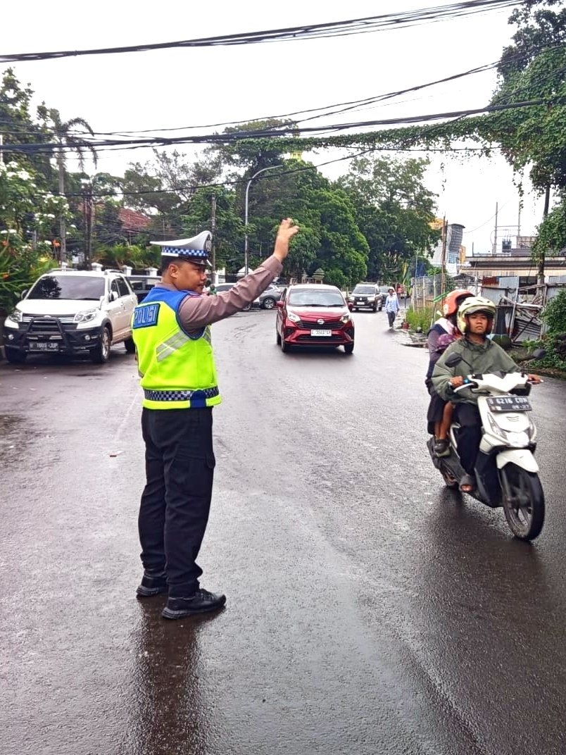 Personel Lantas Polsek Tangerang melaksanakan pengaturan lalu lintas sore di Jalan Kisamaun, Sukasari. Kehadiran petugas di lapangan merupakan wujud pelayanan Polri kepada masyarakat, guna memastikan arus lalu lintas tetap aman dan lancar di jam sibuk sore hari.