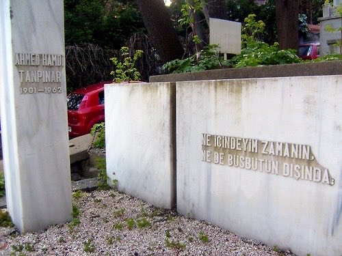 Ahmet Hamdi Tanpınar, Yahya Kemal isimli eşsiz monografisini, vefatından çok az bir zaman önce basılmak üzere Yahya Kemal’i Sevenler Cemiyeti’ne teslim etmiş fakat kitabını göremeden dünyamızdan ayrılmıştı. 

Kabri de bu kitap için önceden aldığı telifle yapılmış. 

Ne garip