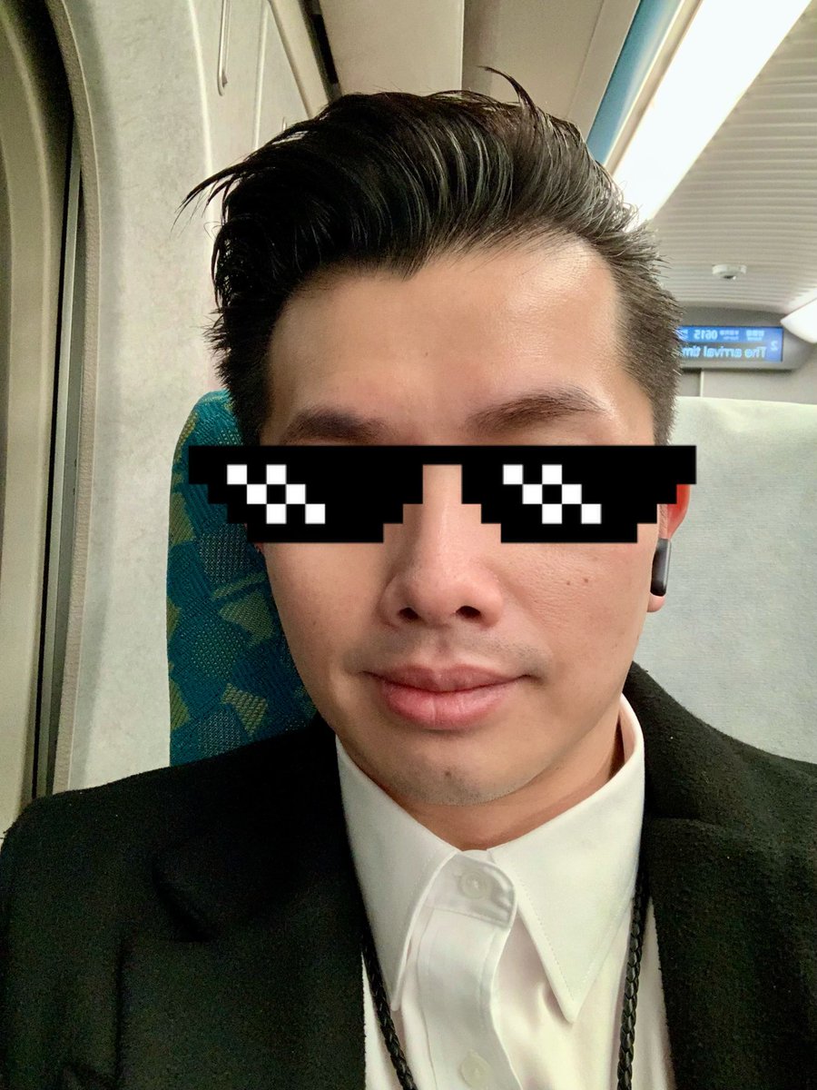 Rex54654's tweet photo. 出差節奏！
高雄好熱！
我好像穿太多！

#西裝大衣
#南北一日來回 https://t.co/jZN9fZAo09