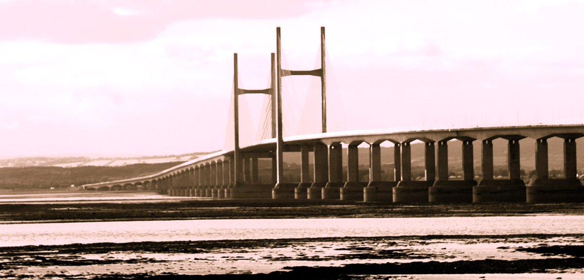 Christinalevan3's tweet photo. @DailyPicTheme2 Severn Bridge gateway to Wales and home https://t.co/zASEbdl13o