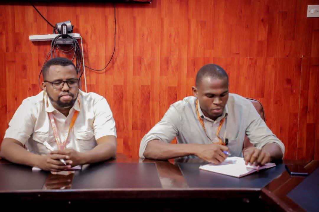 #Garoowe:- Maareeyaha Guud ee Wakaaladda Horumarinta Biyaha Dawladda Puntland ayaa xafiiska dhexe ee Wakaaladda ku qaabilay madax ka socday Hay'adda World vision.