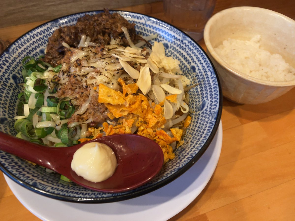 お昼ごはんは粋麺みろくで日替り限定ジャンクチーズまぜそばだよ