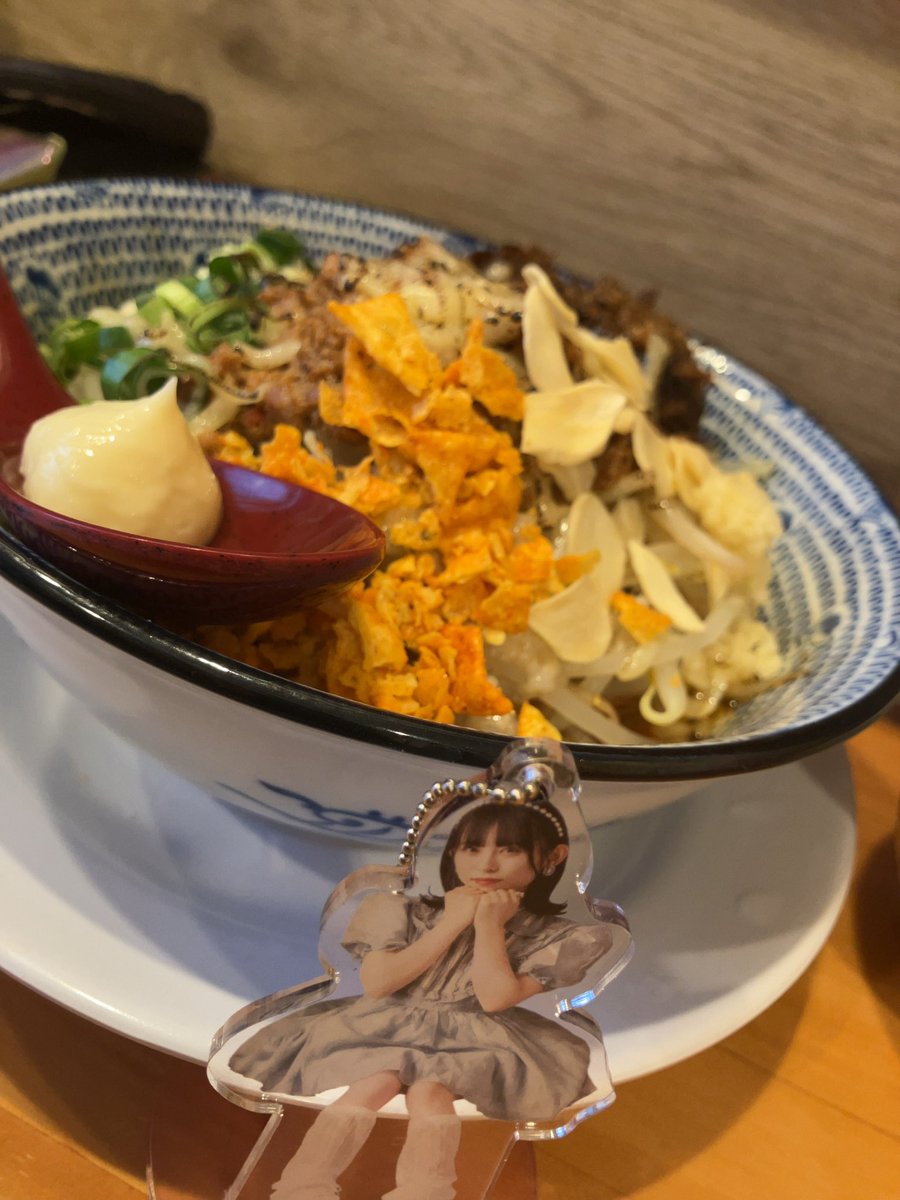 お昼ごはんは粋麺みろくで日替り限定ジャンクチーズまぜそばだよ