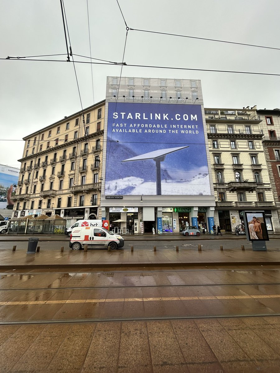 honzimir97's tweet photo. Jsme v Miláně!🇮🇹

Začalo vydatněji chcát, ale to nevadí! Dneska nás čeká svátek hokeje, zápas Česko🇨🇿- Kanada🇨🇦. Splněný sen🤯

Třetí fotografie speciálně jako pozdrav pro @JanPetrus_ 🤣😐
#MilanoCortina2026 #Olympics https://t.co/6M70xlLyeC