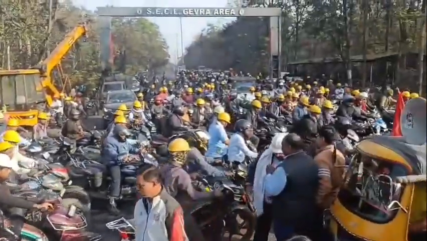 JanasakthiThola's tweet image. ஒன்றிய அரசின் தொழிலாளர் விரோத கொள்கையை கண்டித்து இன்று நாடு தழுவிய பொது வேலைநிறுத்தம் நடைபெறுகிறது. சத்தீஸ்கர் மாநிலத்தில் உள்ள தென்கிழக்கு நிலக்கரி சுரங்கத் தொழிலாளர்கள் வேலைநிறுத்தத்தில் ஈடுபட்டனர்.

#GeneralStrike #12thFebGeneralStrike #Feb12Strike #LabourRights #SaveFarmers