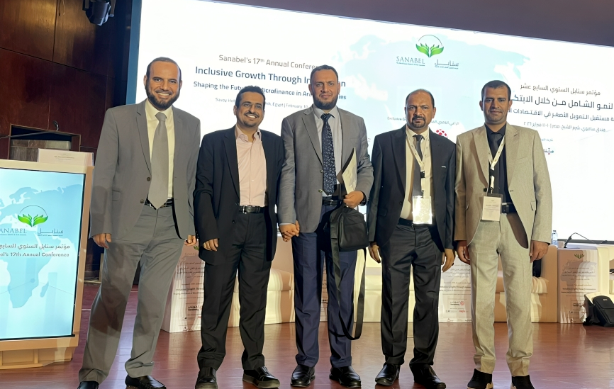 Alamalbank's tweet photo. بنك الأمل للتمويل الأصغر يستعرض تجربته في الصيرفة الخضراء خلال #مؤتمر_سنابل_السنوي_2026
شارك بنك الأمل للتمويل الأصغر في أعمال مؤتمر سنابل السنوي 2026، أحد أبرز الفعاليات الإقليمية المتخصصة في تطوير صناعة #التمويل_الأصغر، في المنطقة العربية، حيث قدّم عرضًا متخصصًا ركّز على مفهوم الصيرفة الخضراء ودورها في #تعزيز_الاستدامة داخل القطاع المالي.
وجاءت مشاركة البنك هذا العام تأكيداً على توجهه الاستراتيجي نحو تبنّي ممارسات مصرفية مسؤولة بيئياً، من خلال دمج معايير الاستدامة في تصميم المنتجات التمويلية، وتوجيه التمويل نحو الأنشطة الصديقة للبيئة عبر التحول الرقمي وتقليل الاعتماد على المعاملات الورقية.
وخلال العرض، استعرض فريق البنك رؤيته في ربط #الشمول_المالي بالاستدامة البيئية، باعتبار أن تمكين الفئات غير المخدومة مصرفيًا يمكن أن يسير جنبًا إلى جنب مع دعم المشاريع الصغيرة ذات الأثر البيئي الإيجابي، بما يسهم في بناء اقتصاد أكثر مرونة واستدامة.
كما شكّل المؤتمر منصة مهمة لتبادل الخبرات حول آليات تطبيق الصيرفة الخضراء في مؤسسات التمويل الأصغر، وبحث فرص التعاون والشراكات الداعمة للتحول نحو نموذج مصرفي يوازن بين النمو الاقتصادي والمسؤولية البيئية.
وتعكس هذه المشاركة التزام بنك الأمل بالتحول نحو نموذج مصرفي مستدام، يترجم شعاره "بنك من لا بنك له"  إلى رؤية أشمل تضع الإنسان والبيئة في قلب أولوياته التنموية.
#مؤتمر_سنابل_2026
#بنك_من_لا_بنك_له