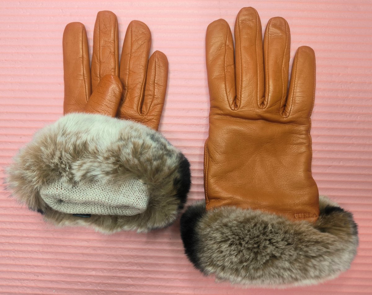 FURLAのダーク🍊の革手袋
モコモコファー🧣ましまし⤴️⤴️で
フルラの手袋は一定以上の品質で安心🤗
19cmと小さめのサイズだけど無問題‼️
いかにも婦人用ってデザインですね✨️
#手袋嵌めてみた #手袋フェチ
#glovefetish