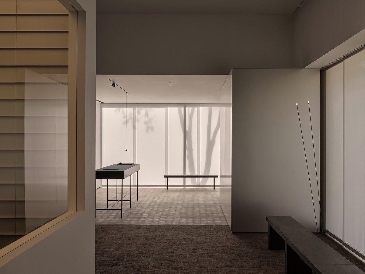 Interior_es's tweet image. La firma de #arquitectura e #interiorismo ONOAA STUDIO diseñó el espacio de #SIGMA, la prestigiosa empresa  japonesa especializada en cámaras y objetivos fotográficos de alta precisión, en #Shanghái.
-&amp;gt; Fotografías: Jonathan Leijonhufvud
-&amp;gt; interioresminimalistas.com/2026/02/12/el-…
-&amp;gt; #China