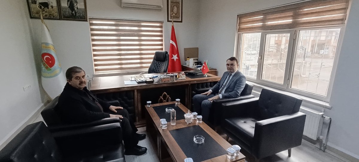 Kaymakamımız Hasan Raşit Taşkın, Ziraat Odası Başkanı Arafa Soydan’ı makamında ziyaret etti. Gerçekleştirilen ziyarette ilçemizde yürütülen tarımsal faaliyetler, çiftçilerimizin mevcut durumu ve tarım alanında yapılabilecek çalışmalar hakkında karşılıklı istişarelerde bulunuldu.