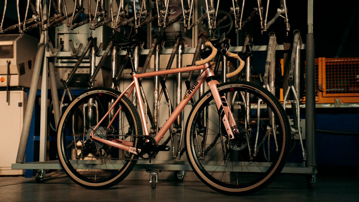 𝗖𝗶𝗻𝗲𝗹𝗹𝗶（チネリ）と日本市場における新たなディストリビューションパートナーとして株式会社メニーズが契約を締結いたしました。

𝗖𝗶𝗻𝗲𝗹𝗹𝗶 の哲学と製品を日本全国のライダーやリテーラーに紹介し、意義深く持続可能な形でブランドを共に成長させていくことを楽しみにしています。