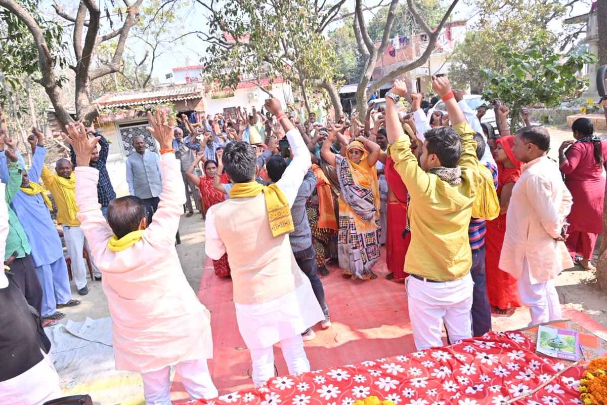 ArunrajbharSbsp's tweet photo. '#सामाजिक_समरसता_महारैली', #22फरवरी2026

जनपद आजमगढ़ के ग्राम अलौवा में श्री विनोद गोंड जी के नेतृत्व में आयोजित  जनचौपाल कार्यक्रम में भाग लिया।
इस अवसर पर आगामी #22फरवरी 2026 को मनाई जाने वाली "चक्रवर्ती सम्राट राष्ट्रवीर महाराजा सुहेलदेव राजभर" जी की #1017वीं जयंती के अवसर पर आजमगढ़ के जनता इंटर कॉलेज के मैदान में होने वाली '#सामाजिक_समरसता_महारैली' की सफलता के लिए सभी से अपील की।

यह महारैली न केवल हमारे समग्र समाज के लिए एकता और समरसता का प्रतीक होगी, बल्कि यह समाज में समानता और भाईचारे को बढ़ावा देने का भी कार्य करेगी।
