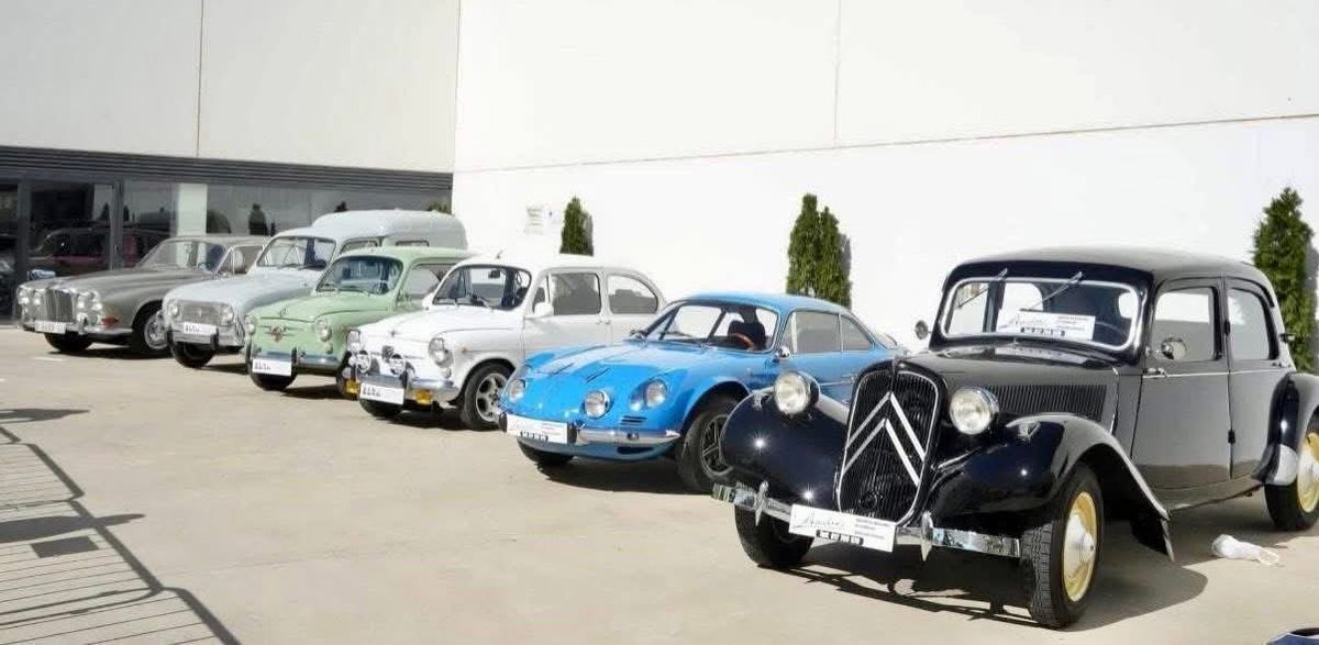 🚗 Los visitantes a nuestra XV Feria podrán disfrutar durante todo el fin de semana, en los exteriores del recinto, de la ya tradicional exposición de coches clásicos con diversos vehículos de todas las épocas.