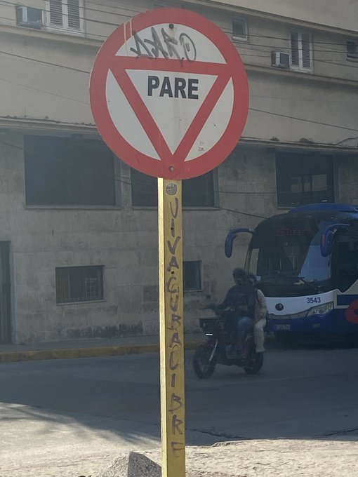 FrankElMakina's tweet photo. VIVA CUBA LIBRE. La dictadura bajo presión constante y los cubanos deseosos por ser libres. Es ahora o nunca, mejor oportunidad que esta no hemos tenido.

foto de @n_susel https://t.co/L8dToBCIqu
