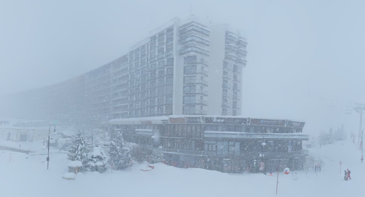⚠️⚠️ Very snowy with extreme avalanche danger in many western parts of the Alps today, notably in France: weathertoski.co.uk/weather-snow/